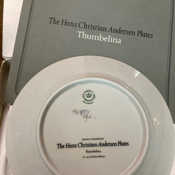 Vintage Thumbelina Decorative Plate w/ stand - Picture 4 of 7